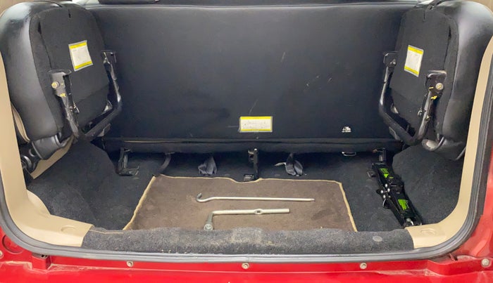 2018 Mahindra TUV300 T10 AMT DUAL TONE, Diesel, Automatic, 47,414 km, Boot Inside