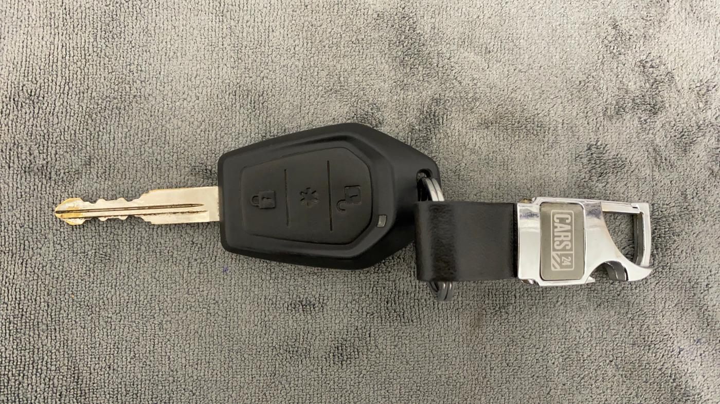 2018 Mahindra TUV300 T10 AMT DUAL TONE, Diesel, Automatic, 47,414 km, Key Close Up