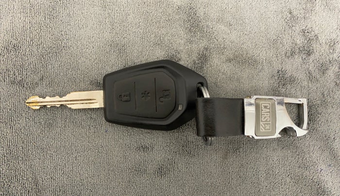 2018 Mahindra TUV300 T10 AMT DUAL TONE, Diesel, Automatic, 47,414 km, Key Close Up