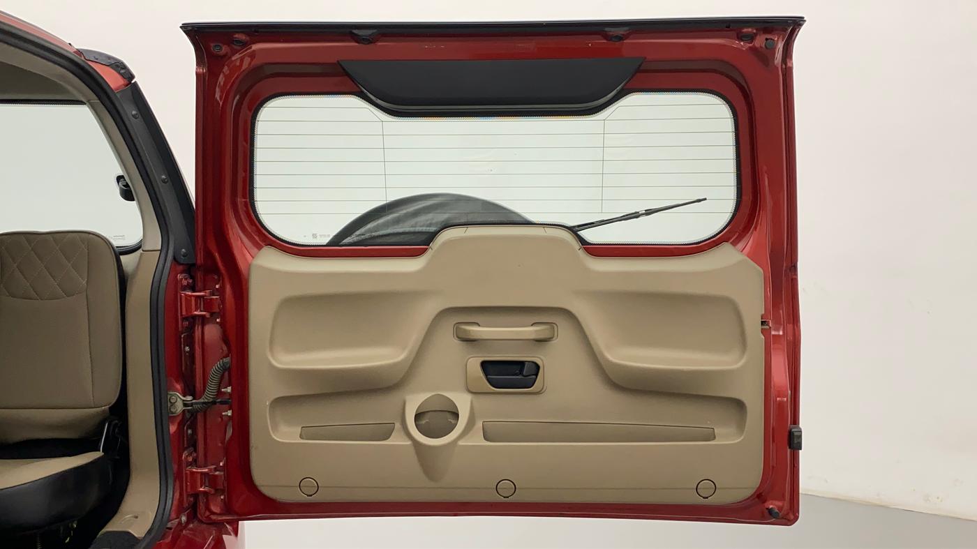 2018 Mahindra TUV300 T10 AMT DUAL TONE, Diesel, Automatic, 47,414 km, Boot Door Open