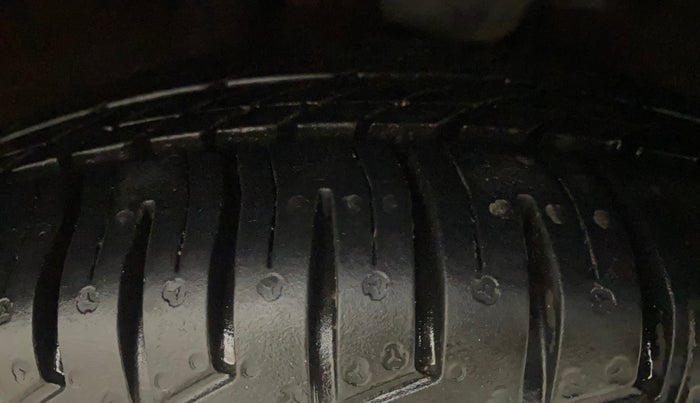 2013 Hyundai i10 SPORTZ 1.2, Petrol, Manual, 32,151 km, Right Front Tyre Tread