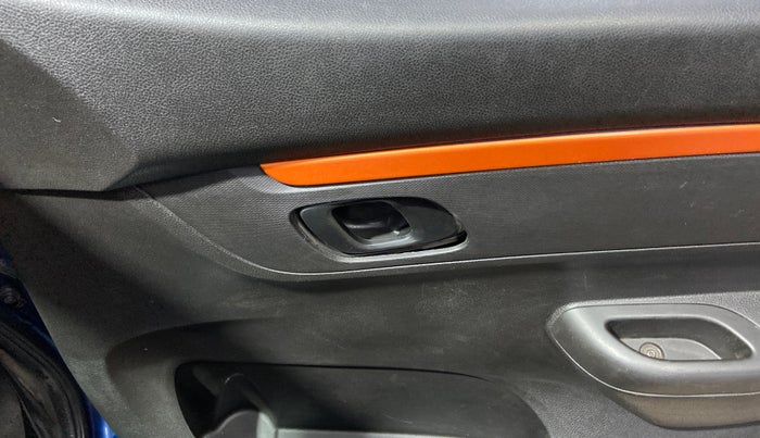 2018 Renault Kwid CLIMBER 1.0, Petrol, Manual, 69,244 km, Driver Side Door Panels Control