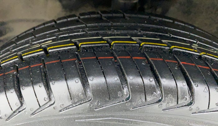 2014 Maruti Wagon R 1.0 VXI, Petrol, Manual, 59,918 km, Left Front Tyre Tread
