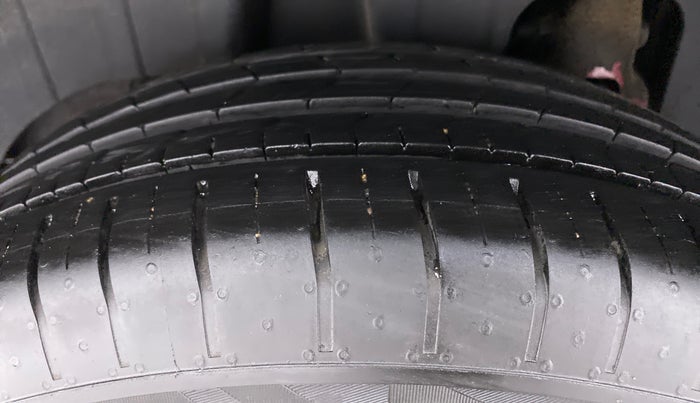 2021 Mahindra XUV300 1.2 W6 AT, Petrol, Automatic, 13,194 km, Right Rear Tyre Tread