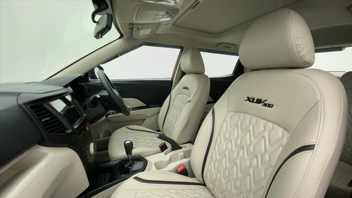 2021 Mahindra XUV300 1.2 W6 AT, Petrol, Automatic, 13,194 km, Right Side Front Door Cabin
