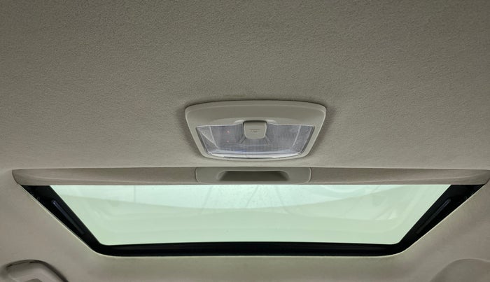 2021 Mahindra XUV300 1.2 W6 AT, Petrol, Automatic, 13,194 km, Moonroof/ Sunroof
