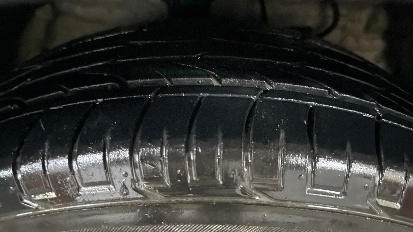 2023 Mahindra XUV300 W6 1.2 PETROL, Petrol, Manual, 31,244 km, Right Front Tyre Tread