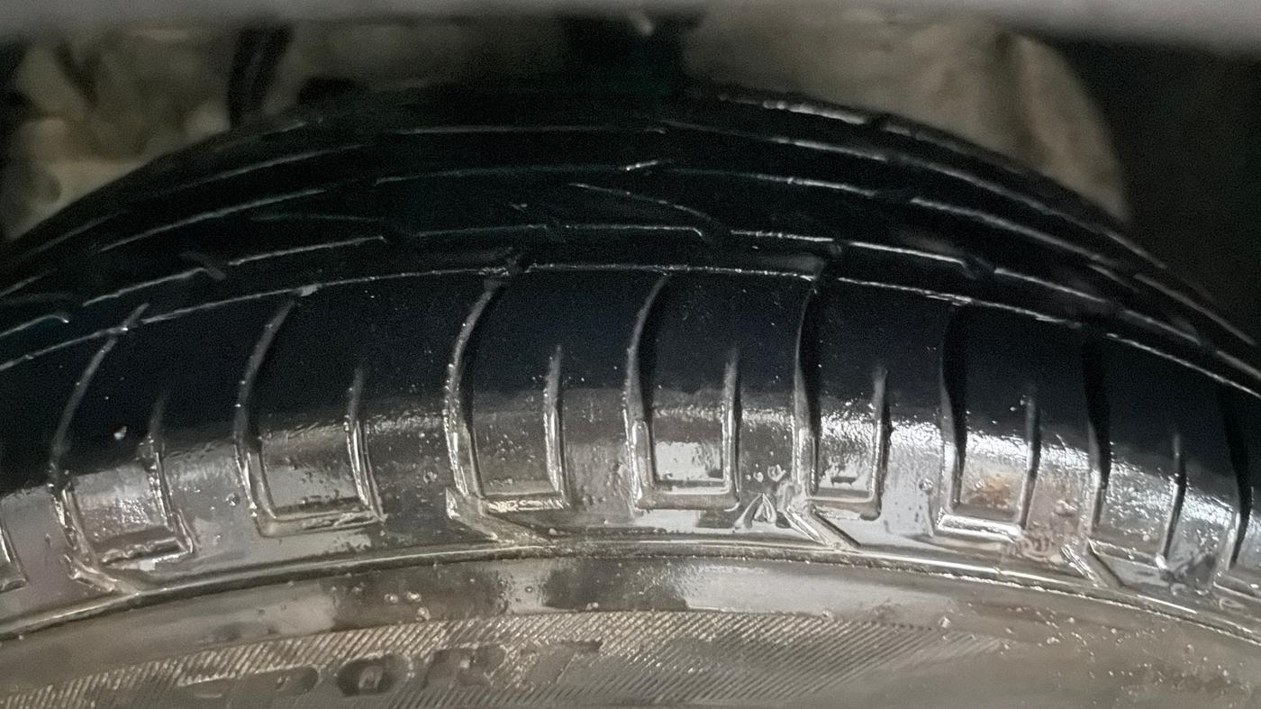 2023 Mahindra XUV300 W6 1.2 PETROL, Petrol, Manual, 31,244 km, Left Front Tyre Tread
