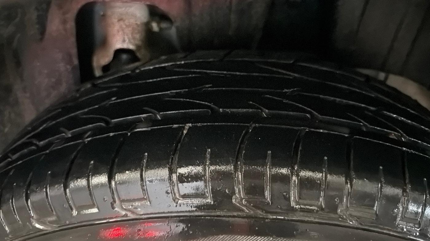 2023 Mahindra XUV300 W6 1.2 PETROL, Petrol, Manual, 31,244 km, Left Rear Tyre Tread