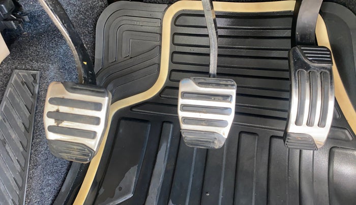 2017 Mahindra XUV500 W10, Diesel, Manual, 99,576 km, Pedals