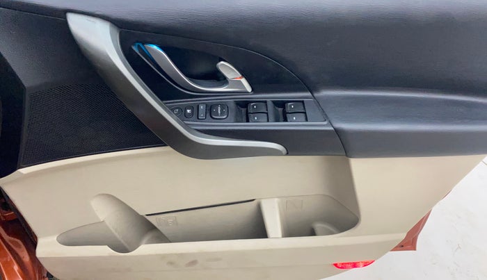 2017 Mahindra XUV500 W10, Diesel, Manual, 99,576 km, Driver Side Door Panels Control