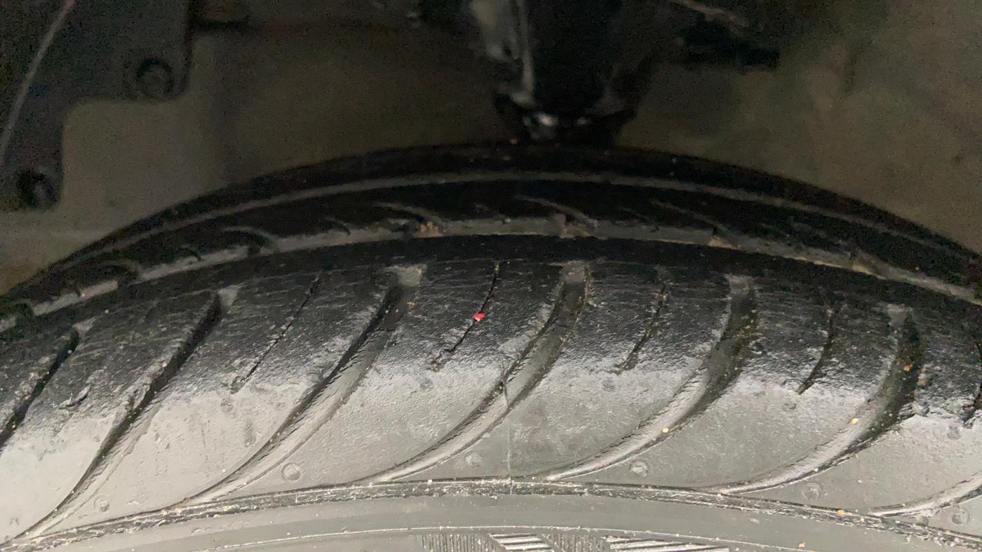 2015 Hyundai Eon MAGNA +, Petrol, Manual, 49,679 km, Left Front Tyre Tread