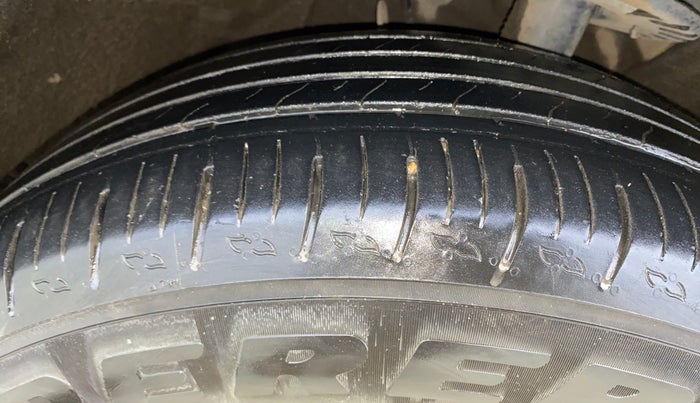 2023 Mahindra XUV700 MX P MT 5 STR, Petrol, Manual, 50,592 km, Right Front Tyre Tread