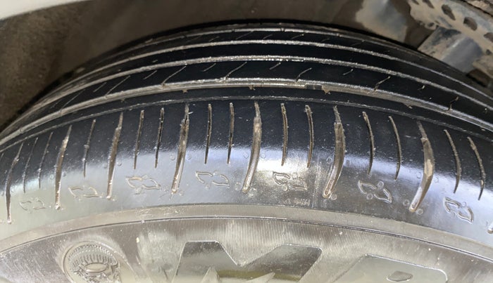 2023 Mahindra XUV700 MX P MT 5 STR, Petrol, Manual, 50,592 km, Left Front Tyre Tread