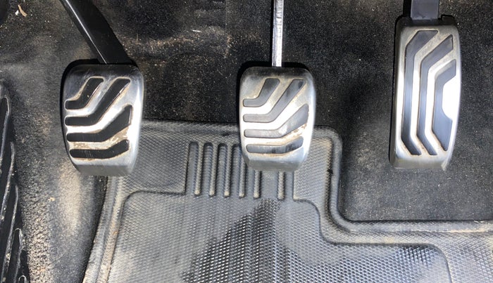 2023 Mahindra XUV700 MX P MT 5 STR, Petrol, Manual, 50,592 km, Pedals