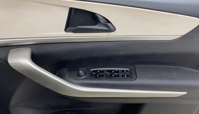 2023 Mahindra XUV700 MX P MT 5 STR, Petrol, Manual, 50,592 km, Driver Side Door Panels Control