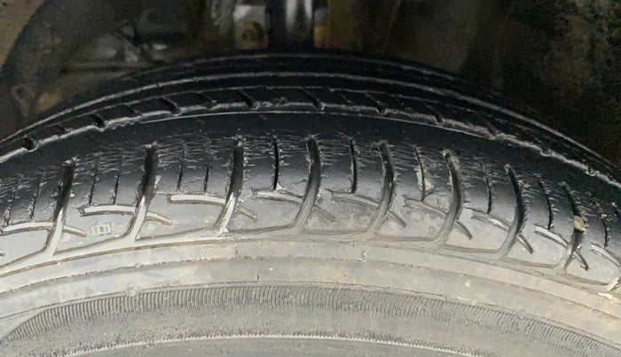 2017 Maruti Baleno DELTA PETROL 1.2, Petrol, Manual, 54,453 km, Left Front Tyre Tread