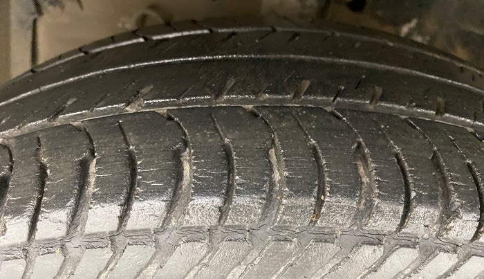 2014 Maruti Swift VXI, Petrol, Manual, 40,408 km, Left Front Tyre Tread