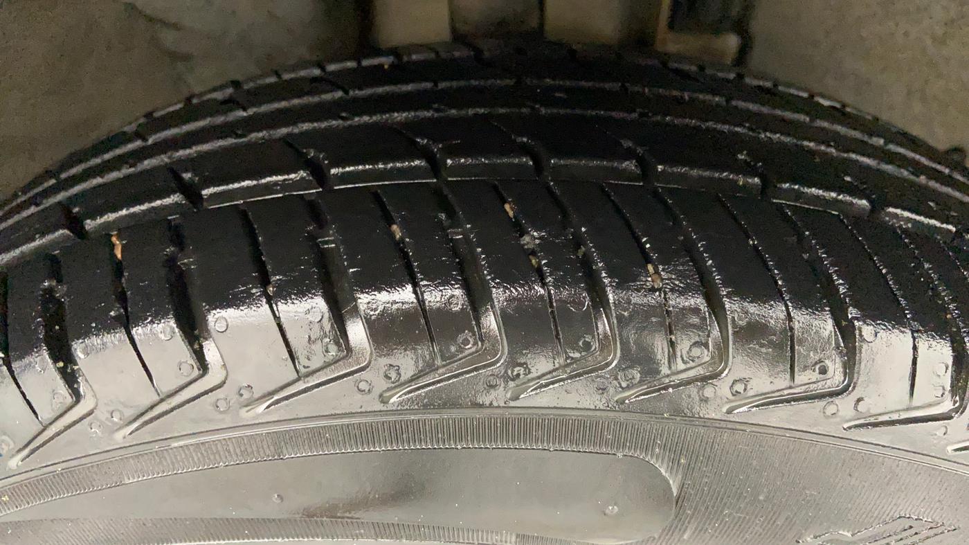 2017 Renault Kwid 1.0 RXL AT, Petrol, Automatic, 26,608 km, Right Front Tyre Tread