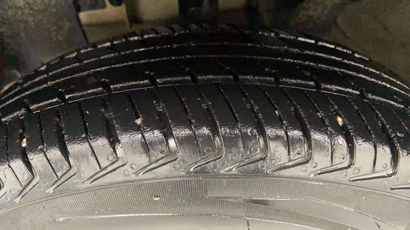 2017 Renault Kwid 1.0 RXL AT, Petrol, Automatic, 26,608 km, Left Front Tyre Tread