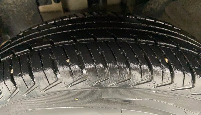 2017 Renault Kwid 1.0 RXL AT, Petrol, Automatic, 26,608 km, Left Front Tyre Tread