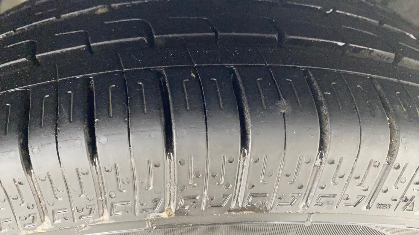 2017 Ford Figo Aspire TITANIUM 1.2 PETROL, Petrol, Manual, 32,188 km, Right Front Tyre Tread