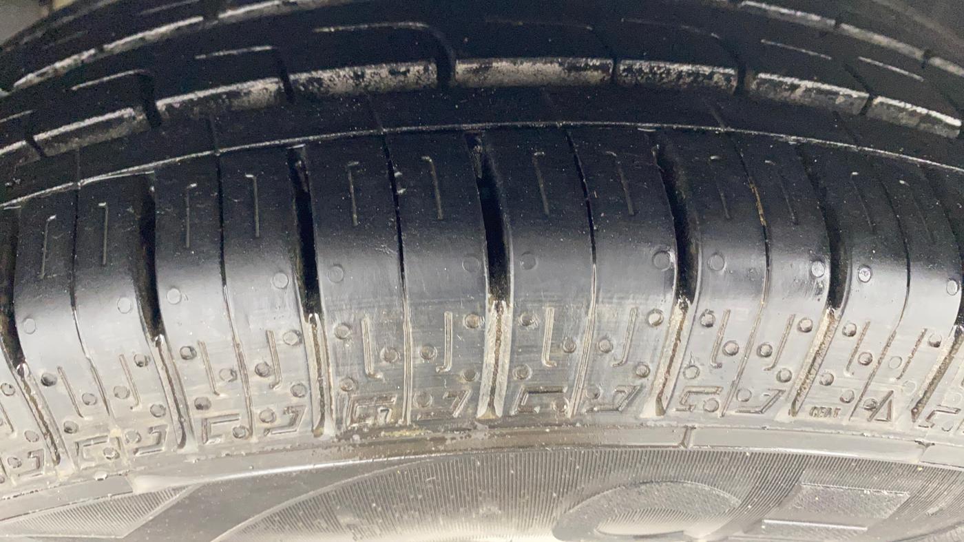 2017 Ford Figo Aspire TITANIUM 1.2 PETROL, Petrol, Manual, 32,188 km, Left Front Tyre Tread