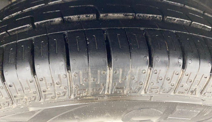 2017 Ford Figo Aspire TITANIUM 1.2 PETROL, Petrol, Manual, 32,168 km, Left Front Tyre Tread