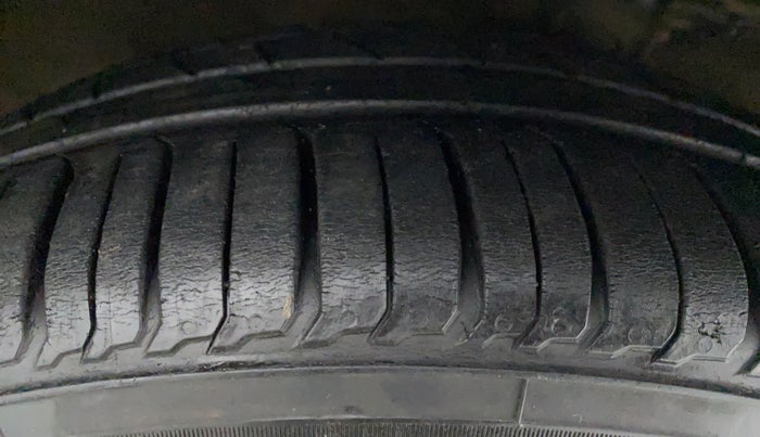2016 Maruti Ciaz  ZDI SHVS, Diesel, Manual, 83,077 km, Right Front Tyre Tread
