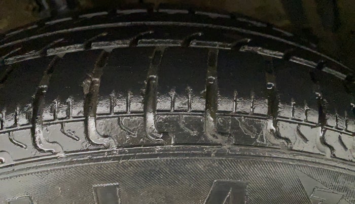 2015 Maruti Swift VXI, Petrol, Manual, 1,16,210 km, Left Front Tyre Tread