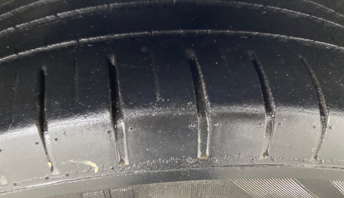 2022 Hyundai NEW I20 ASTA(O) 1.5 CRDI DUAL TONE, Diesel, Manual, 1,02,748 km, Right Front Tyre Tread