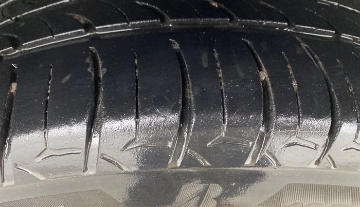 2022 Hyundai NEW I20 ASTA(O) 1.5 CRDI DUAL TONE, Diesel, Manual, 1,02,748 km, Right Rear Tyre Tread