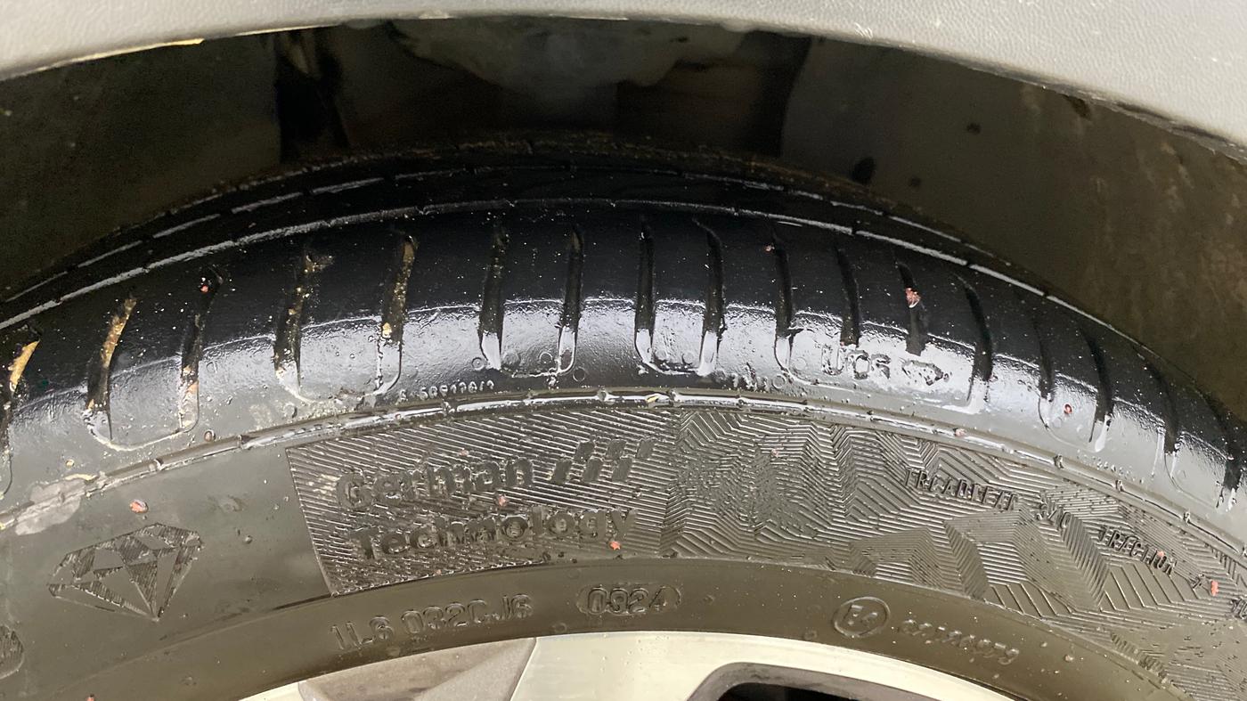 2022 Volkswagen TAIGUN TOPLINE 1.0 TSI MT, Petrol, Manual, 1,00,095 km, Right Front Tyre Tread