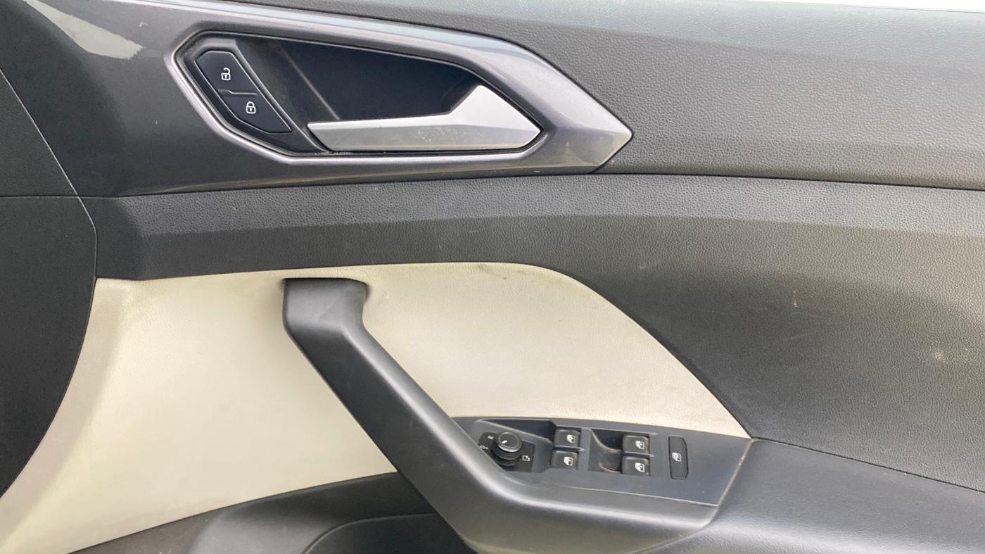 2022 Volkswagen TAIGUN TOPLINE 1.0 TSI MT, Petrol, Manual, 1,00,095 km, Driver Side Door Panels Control