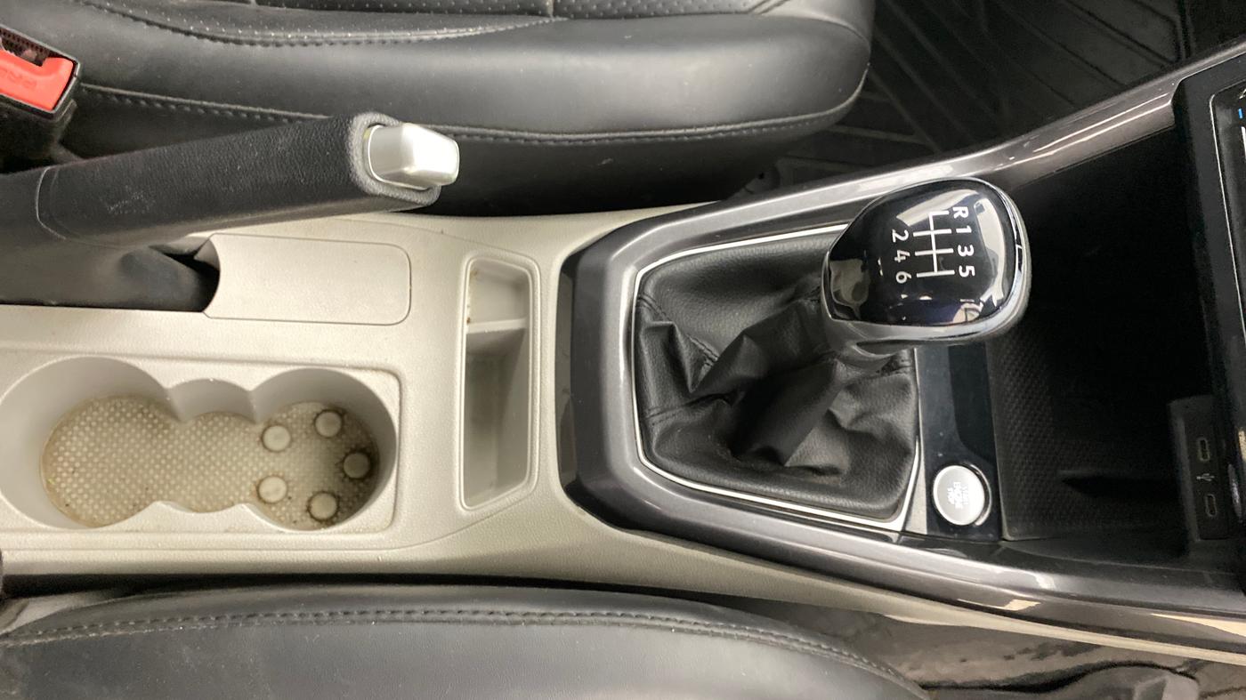2022 Volkswagen TAIGUN TOPLINE 1.0 TSI MT, Petrol, Manual, 1,00,095 km, Gear Lever