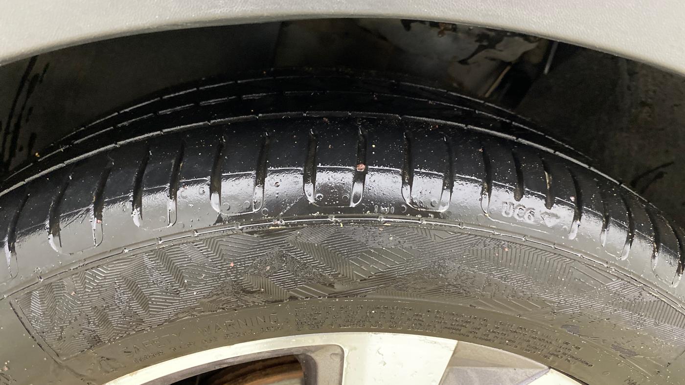 2022 Volkswagen TAIGUN TOPLINE 1.0 TSI MT, Petrol, Manual, 1,00,095 km, Left Front Tyre Tread