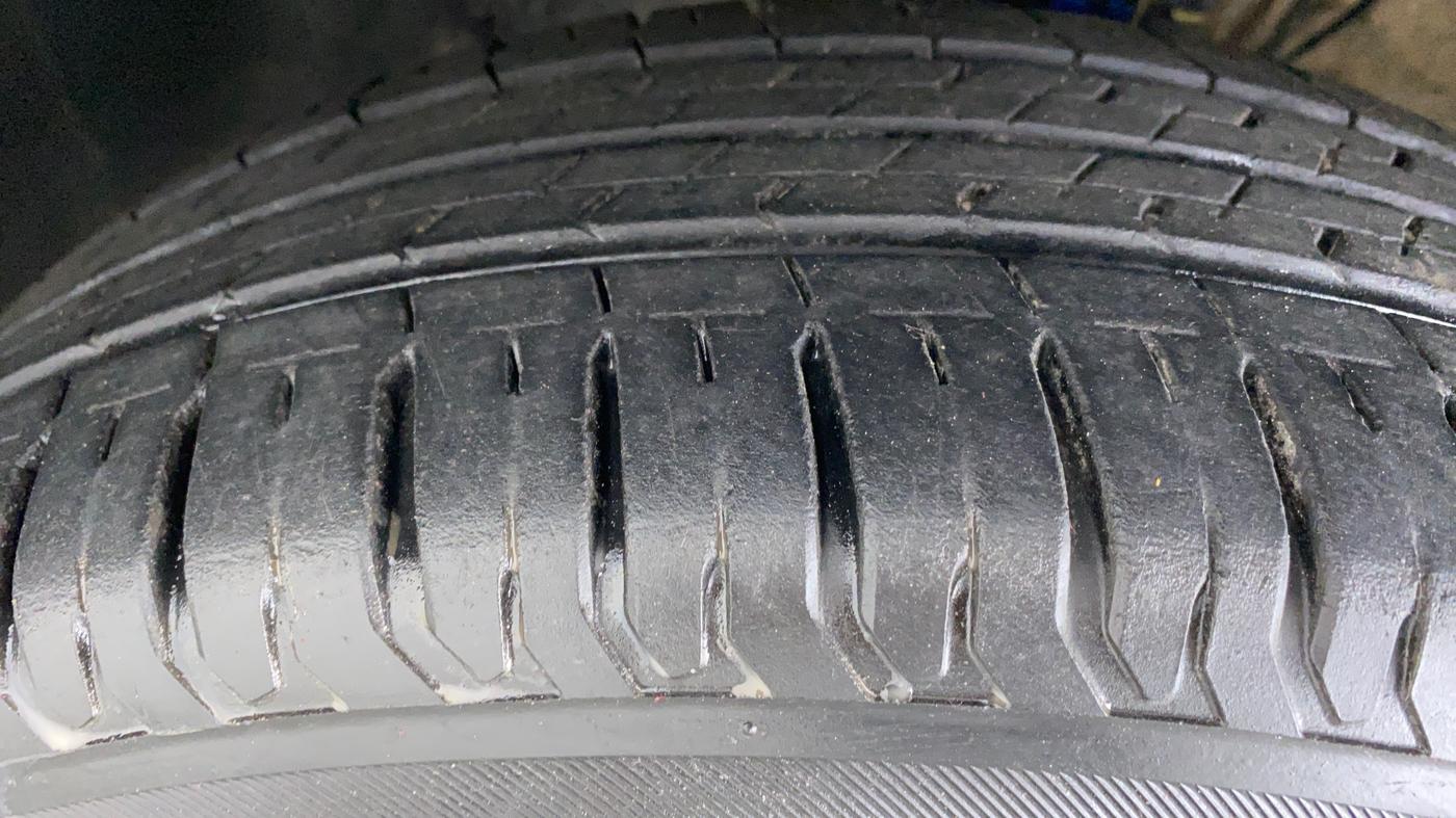 2013 Volkswagen Vento HIGHLINE PETROL, Petrol, Manual, 67,291 km, Left Front Tyre Tread