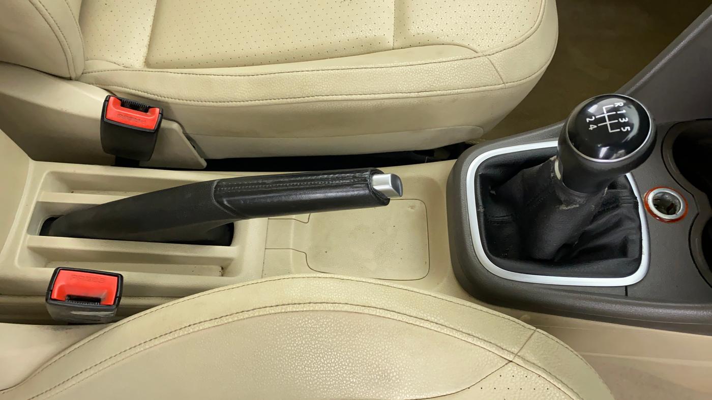 2013 Volkswagen Vento HIGHLINE PETROL, Petrol, Manual, 67,291 km, Gear Lever