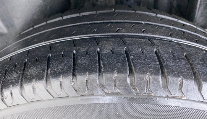 2013 Volkswagen Vento HIGHLINE PETROL, Petrol, Manual, 67,291 km, Left Rear Tyre Tread