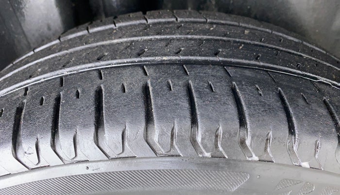 2013 Volkswagen Vento HIGHLINE PETROL, Petrol, Manual, 67,291 km, Right Rear Tyre Tread