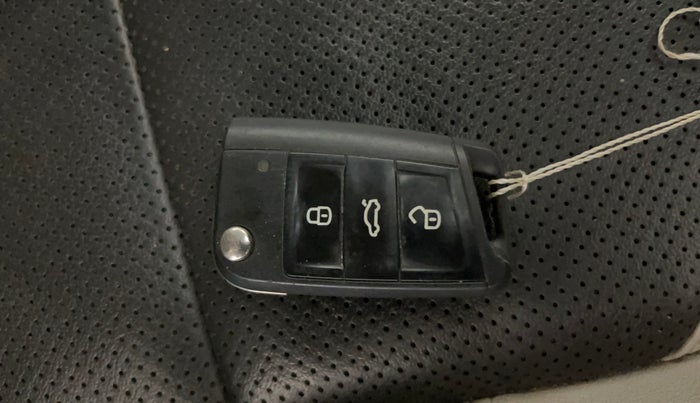2022 Volkswagen TAIGUN TOPLINE 1.0 TSI MT, Petrol, Manual, 49,465 km, Key Close Up