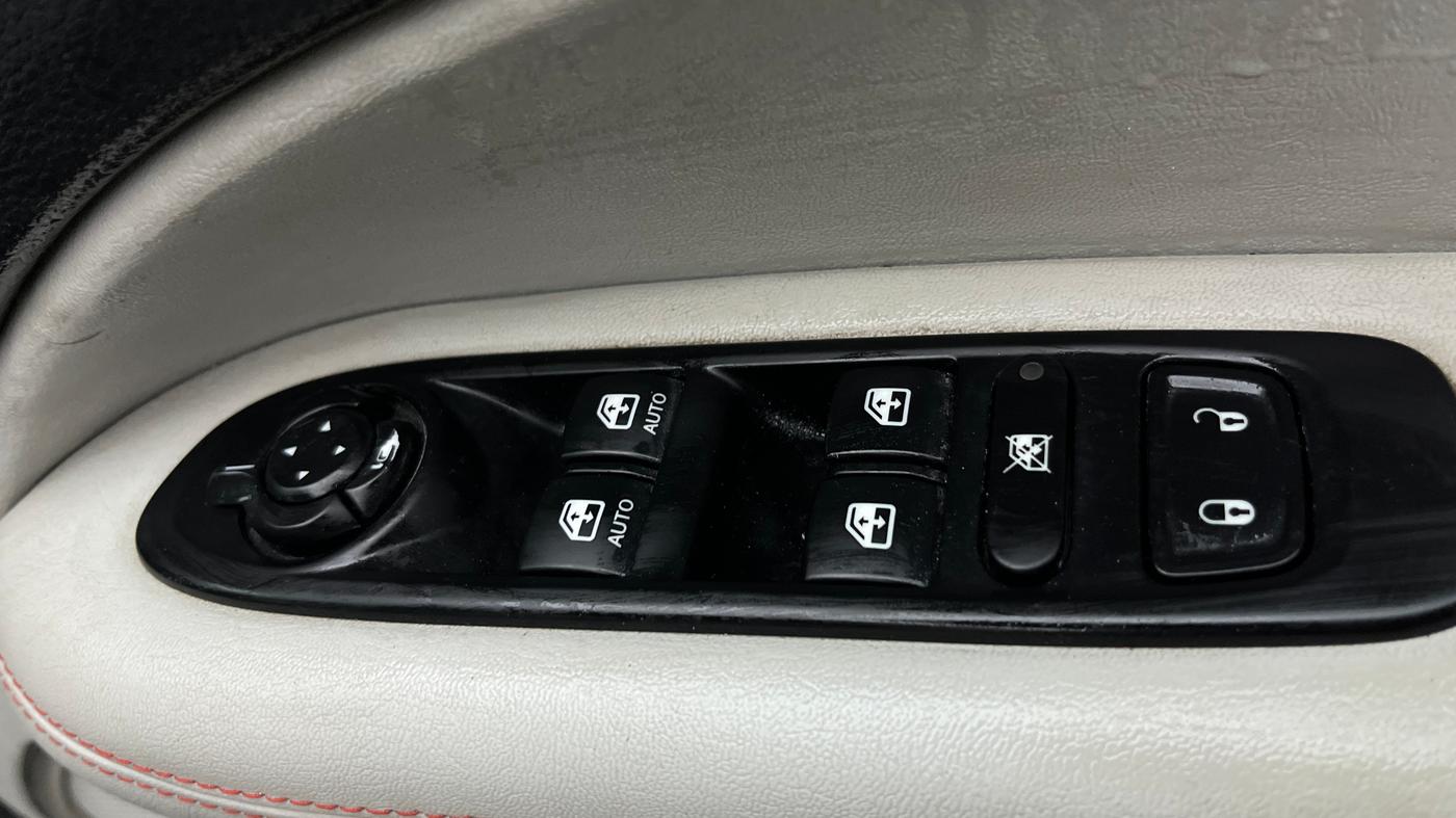 2017 Jeep Compass LIMITED 1.4 PETROL AT, Petrol, Automatic, 61,094 km, Driver Side Door Panels Control