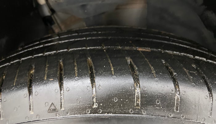 2022 Volkswagen TAIGUN TOPLINE 1.0 TSI AT, Petrol, Automatic, 15,085 km, Right Front Tyre Tread
