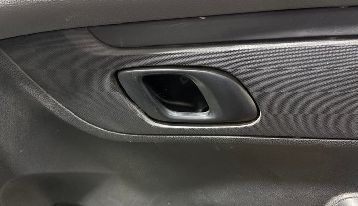 2020 Renault Kwid RXT 1.0 AMT (O), Petrol, Automatic, 33,175 km, Driver Side Door Panels Control