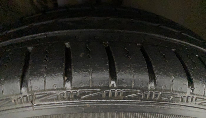 2012 Volkswagen Polo HIGHLINE1.2L, Petrol, Manual, 57,360 km, Right Front Tyre Tread