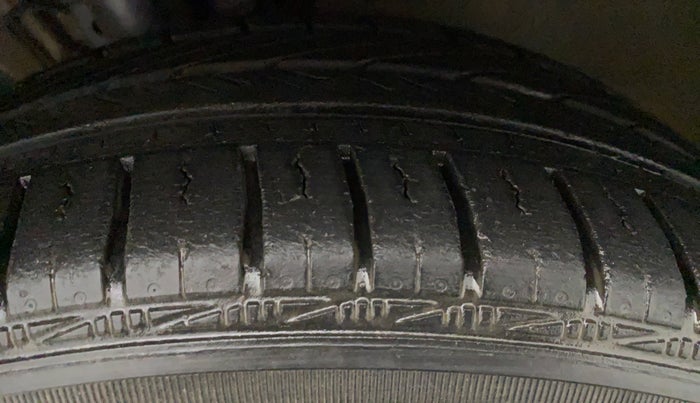 2012 Volkswagen Polo HIGHLINE1.2L, Petrol, Manual, 57,360 km, Left Front Tyre Tread