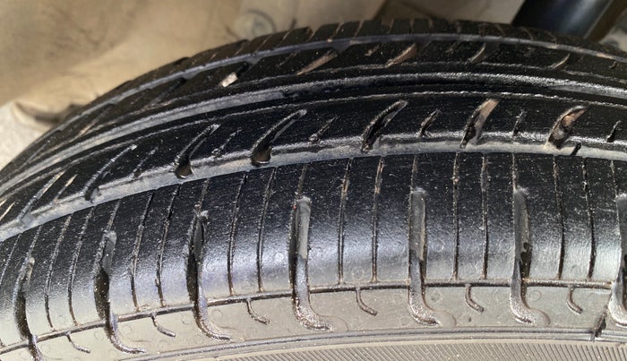 2018 Renault Kwid RXT 1.0 AMT (O), CNG, Automatic, 83,245 km, Right Front Tyre Tread