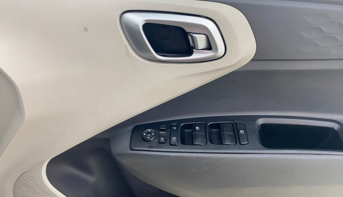 2022 Hyundai AURA SX 1.2 CNG, CNG, Manual, 1,22,124 km, Driver Side Door Panels Control