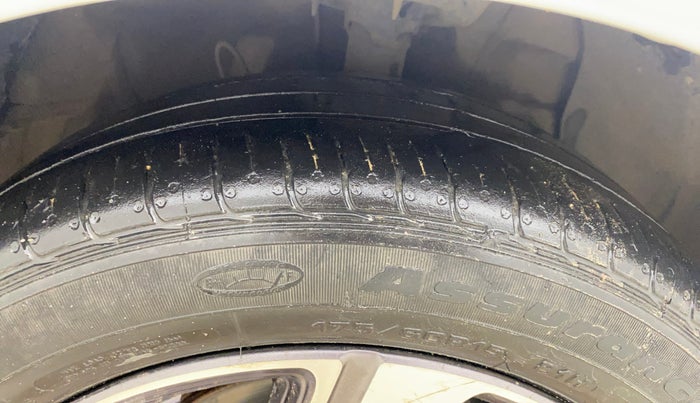 2022 Hyundai AURA SX 1.2 CNG, CNG, Manual, 1,22,124 km, Right Front Tyre Tread