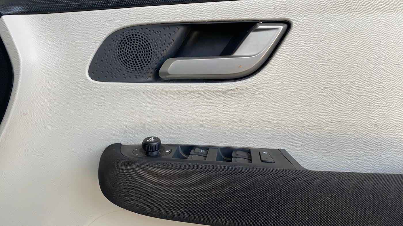 2023 Tata ALTROZ XZ + SUNROOF, Petrol, Manual, 37,198 km, Driver Side Door Panels Control